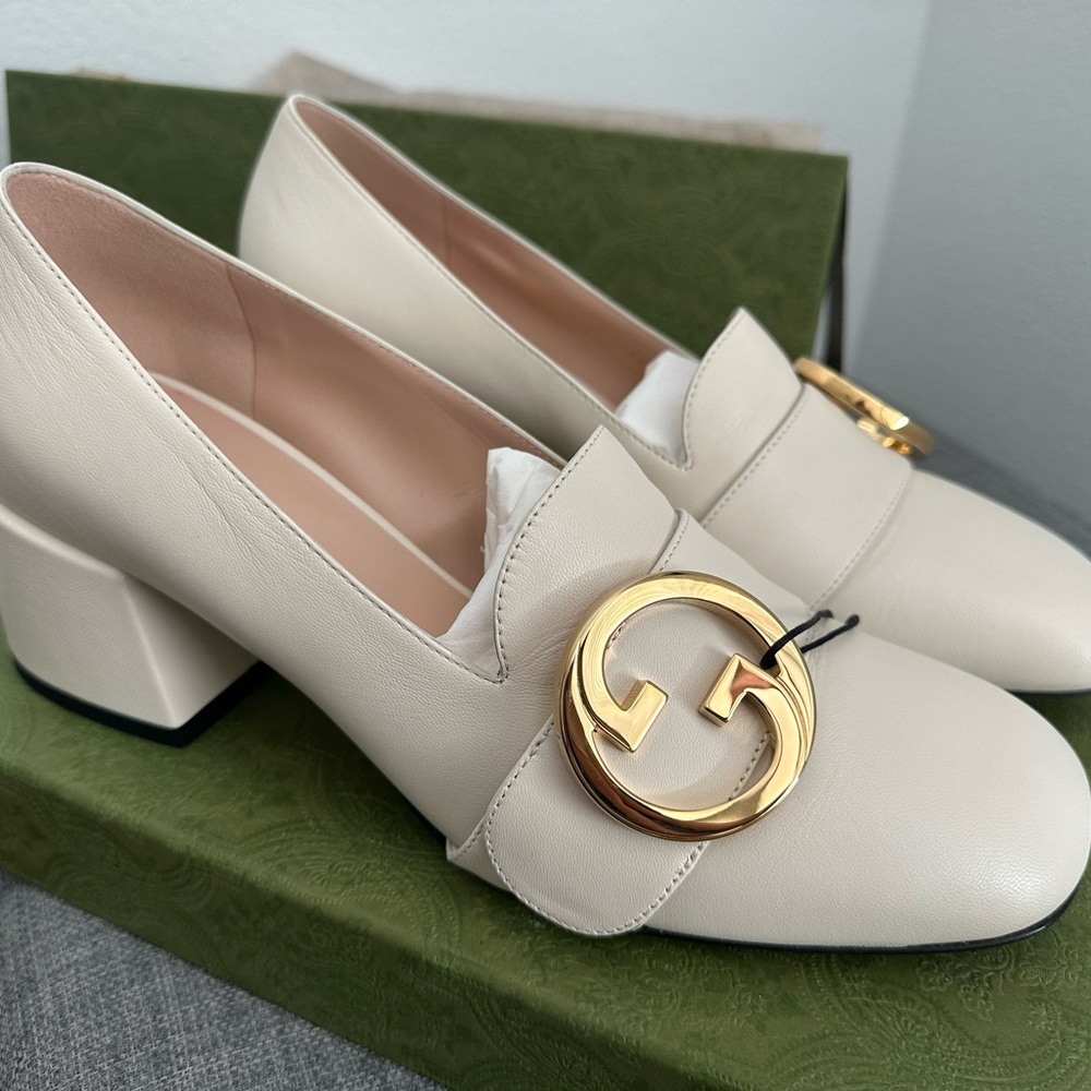 Gucci Women's Cream Loafers with Gold Accent